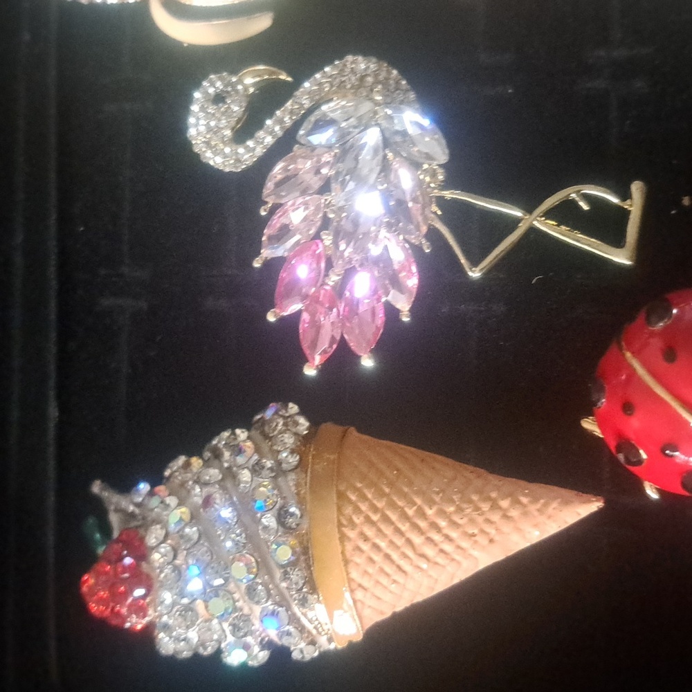 Elegant Gold and Silver Brooches - Picture 8 of 11